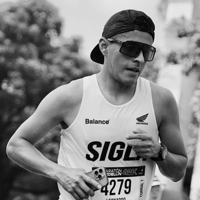 Leonardo Bustamante corriendo la Maratón de Medellín